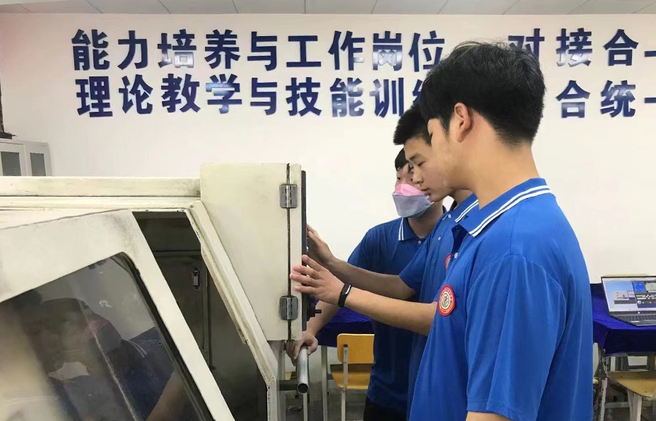助学圆梦  铸人成材